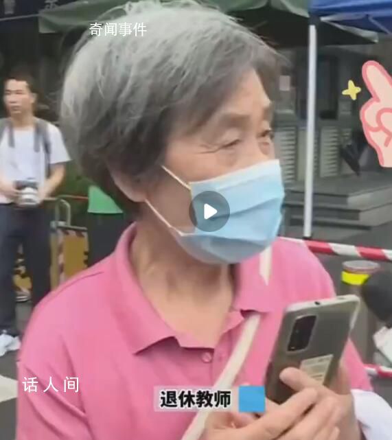 1978年第一屆高考生到現場加油 希望考生們都能考出滿意的成績