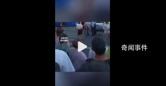 大爺公交車上強(qiáng)吻女孩被圍堵 系精神病患者