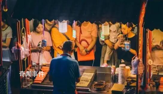 炎炎夏夜里升騰的煙火氣 吸引眾多市民前往品嘗