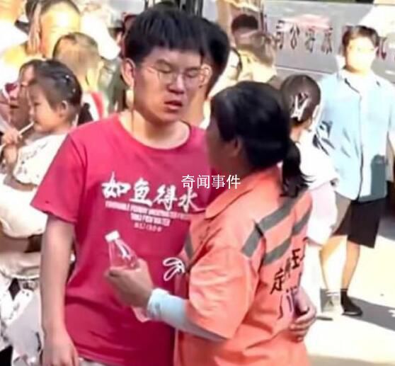 河北地質(zhì)大學(xué)溫暖回應(yīng)環(huán)衛(wèi)工人兒子 任旭明母子感動全網(wǎng)