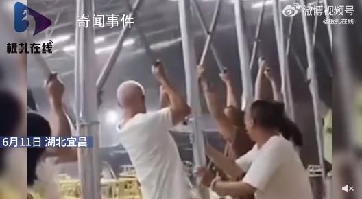 大風掀翻戶外大排檔 多人被帶飛