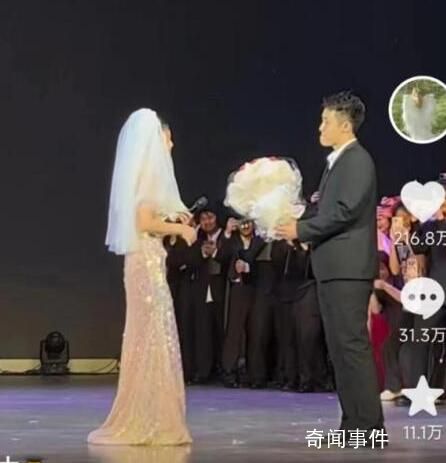 主持畢業(yè)晚會時被求婚是什么體驗 女朋友既開心又意外