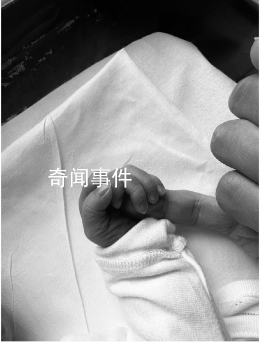 宋仲基兒子出生 并曬出兒子的小手