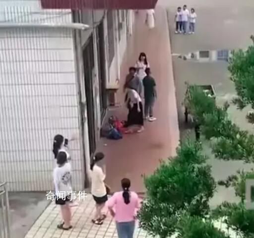 學校回應把學生百余份外賣扔垃圾桶 幾個女生怯怯的在旁邊看著