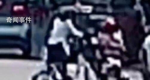 女子騎車手扶帽子頭部著地身亡 這究竟是怎么回事