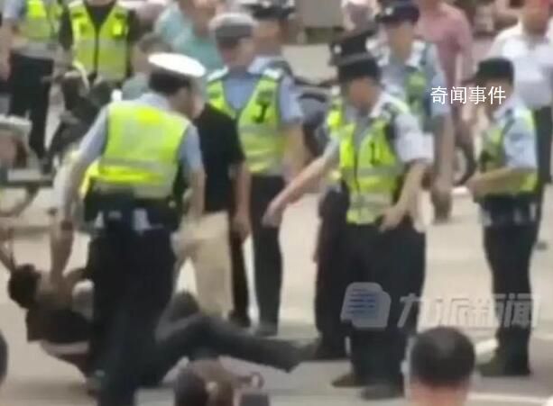 男子懷抱嬰兒騎車與交警起沖突 嬰兒無礙并非暴力執法