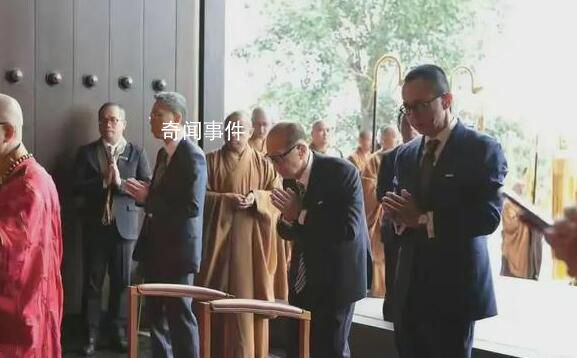 李嘉誠現(xiàn)身禮佛獲圍觀 身影佝僂走路駝背