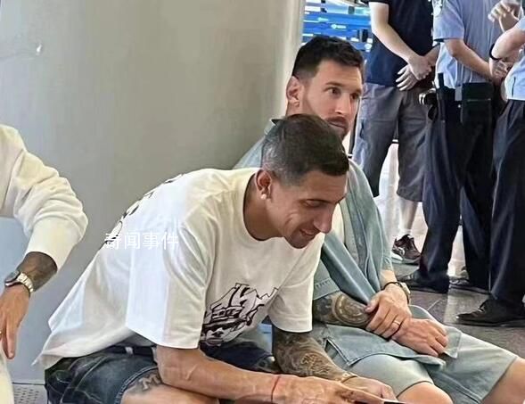 白巖松談梅西機場護照風波 要等行李到達再開箱拿阿根廷護照