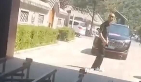 董事長開車進(jìn)金山嶺長城被拒強(qiáng)拆大門 稱：管到我頭上了?