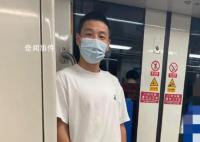 武磊曬乘坐地鐵出行照:端午安康
