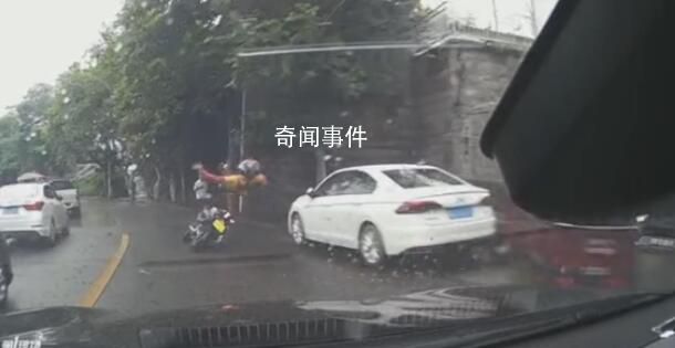 男子騎行被線纜套中脖子重摔倒地 目前還在住院觀察