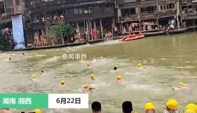 鳳凰古城端午熱:眾人跳水抓鴨