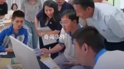 超燃查分現場 學霸班一本上線率100%