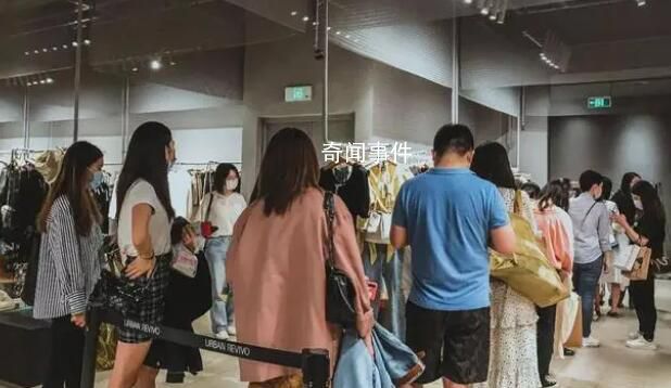 女生試衣遭陌生男性拉簾暴露下身 門店已經對員工進行了教育