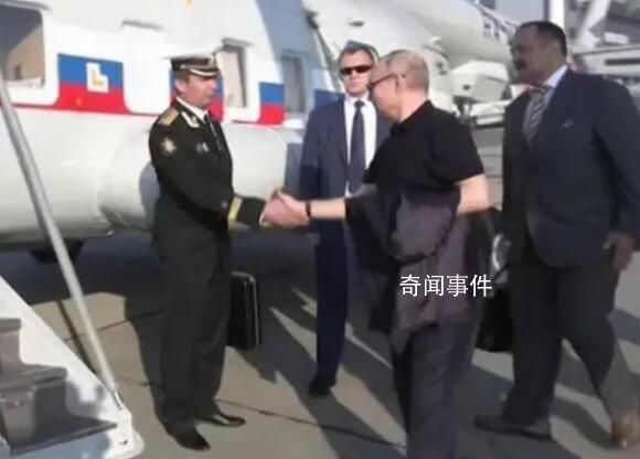 普京為拎“黑手提箱”軍官整理軍裝