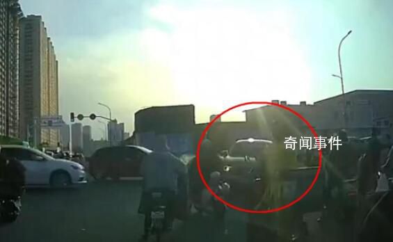 轎車闖紅燈被撞失控沖入人群 目前正在醫院治療