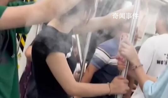 男子帶娃乘車被擠強坐女乘客腿上 周圍乘客看到后紛紛勸阻