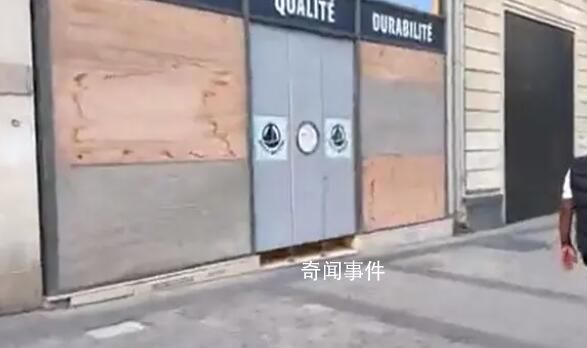 巴黎香榭麗舍大街商店加裝擋板 此前有人在社交媒體呼吁抗議者在該地聚集