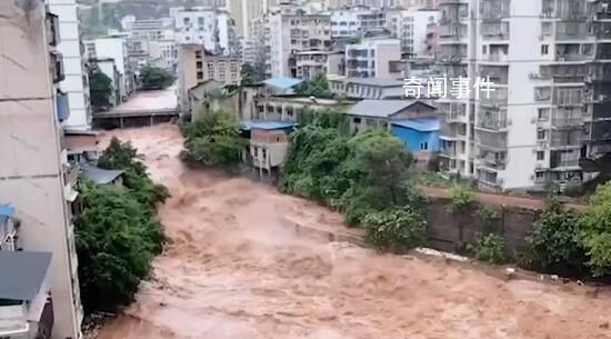 重慶萬州遇暴雨:巡邏員喊樓撤離