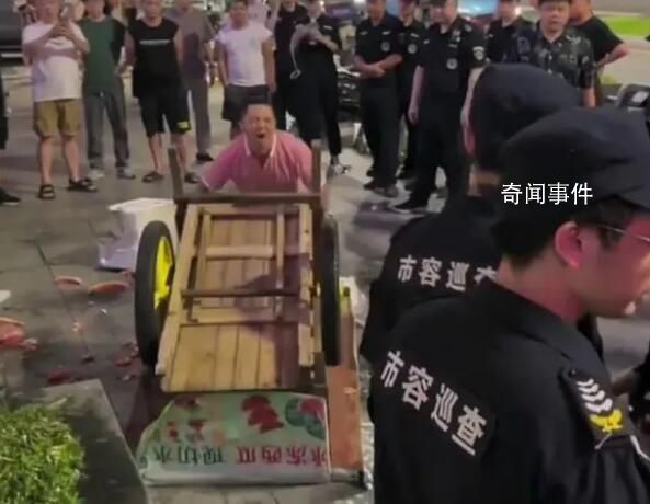 廣西一城管將小販抱起扔倒在地 引發熱議
