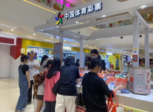 年輕人賣“刮刮樂”搞錢
