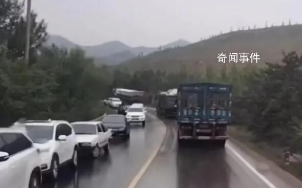 山西一中巴車側翻致4死6傷 其余人員未受傷