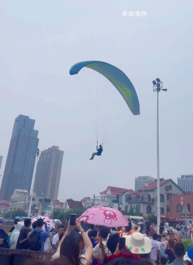 男子景區內飛滑翔傘踩到游客頭 男子不聽勸阻仍舊在空中滑翔