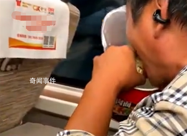 老人怕味大影響乘客高鐵上干吃泡面 引起了網(wǎng)友的熱議