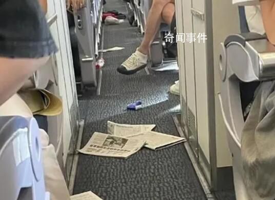 航班顛簸親歷者:有人找到一摞手機(jī)