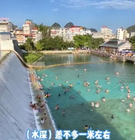 水庫(kù)免費(fèi)開(kāi)放給市民做天然泳池 泳池的水很淺