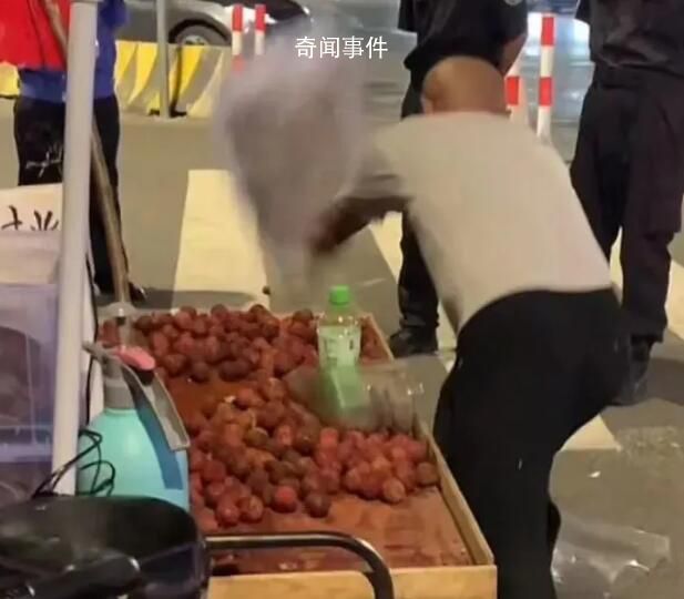 擺攤大爺遇城管怒摔筐 官方回應(yīng)