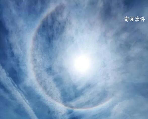 青島上空驚現超大日暈 部分地方還呈現出七彩光暈