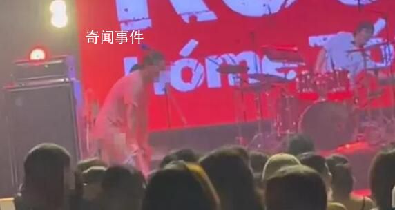 石家莊一樂(lè)隊(duì)演出時(shí)當(dāng)眾脫褲子 官方通報(bào)處罰