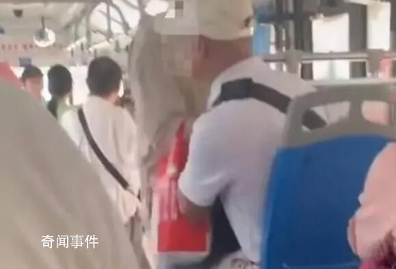 遭辱罵cos女孩希望大爺給父母道歉 引發(fā)了網(wǎng)友熱議