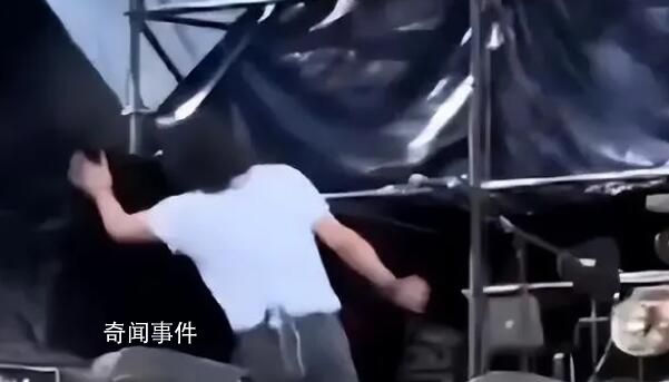 媒體評樂隊主唱扔掉提詞器 普遍認為不忘歌詞的重要性是毋庸置疑的