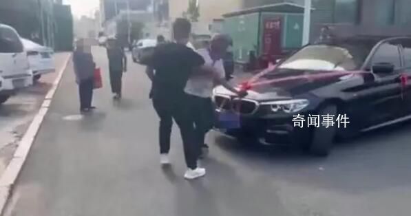 老人攔婚車要錢被強制抱離 10塊嫌少不離開
