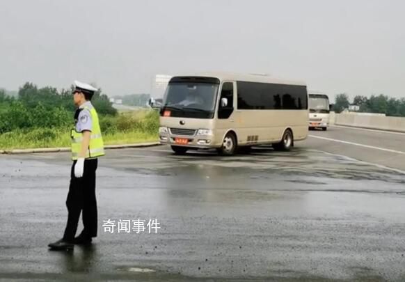 警方回應市級觀摩團乘無牌大巴上路 調查處理并認真整改