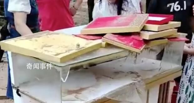 泉州店主稱珠寶都被積水沖走了 找珠寶時險些被沖走