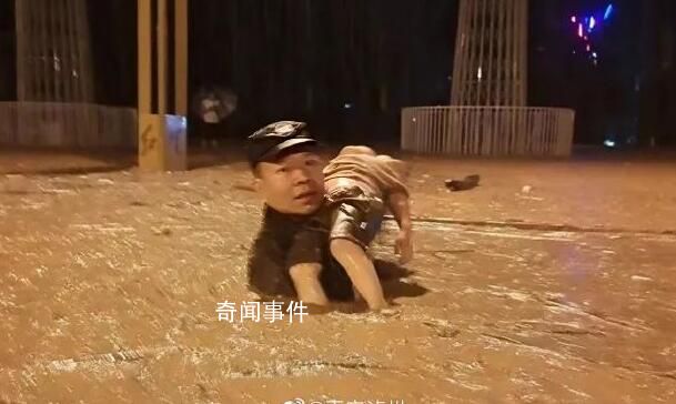 洪水中托舉女孩的輔警獲記一等獎