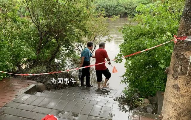 北京涼水河暴漲 仍有人越線撈魚