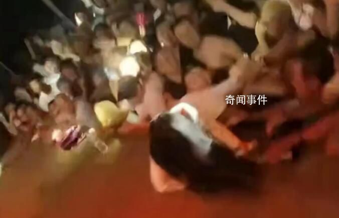 女歌手表演時被男觀眾拖下舞臺 稱已報警