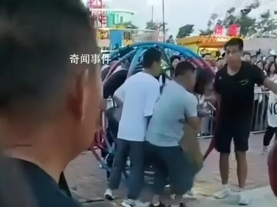 大連一游樂(lè)設(shè)備運(yùn)行中突然繩索斷裂 這一幕嚇壞了地面上的許多游客