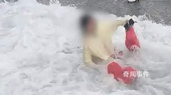 潿洲島大浪撲上路面 游客險被沖海里