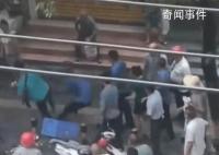 貴州一男子當(dāng)街擊倒城管 警方回應(yīng)