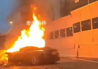 特斯拉撞上高架石墩起火 目擊者發(fā)聲