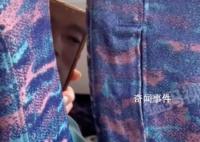 女子吐槽坐高鐵被大爺舉手機偷拍 從座椅縫隙中用手機屏幕偷窺