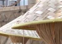 廈門一海灘用稻草人收燒烤簽子 環衛人員會定時回收處理這些竹簽