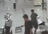 男子地鐵偷拍被摁倒 嚇得掰斷手機