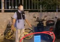 任泉街頭蒙面直播 雙手伸出卻無人搭理