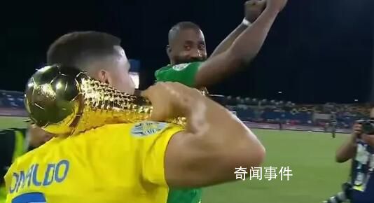 C羅高舉冠軍獎杯 隊友瘋狂慶祝